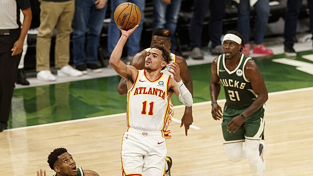 Trae Young z Atlanty zakonuje v utkn proti Milwaukee.