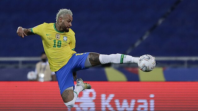 Brazilsk kouzelnk Neymar v utkn proti Kolumbii.