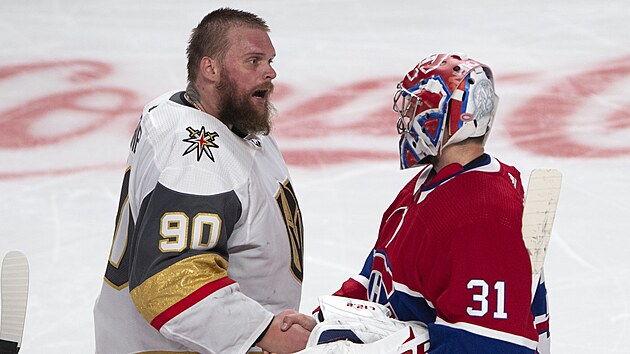 Brank Robin Lehner z Vegas Golden Knights gratuluje svmu protjku Careymu Priceovi.