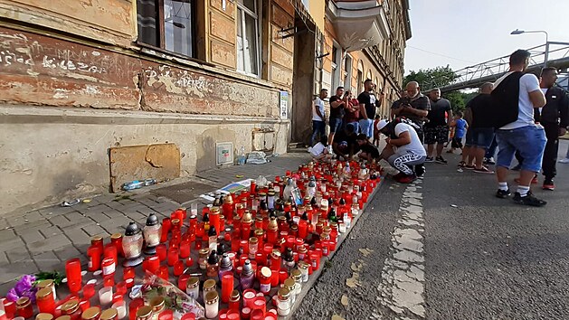 Lid v Teplicch se pili rozlouit se zesnulm po policejnm zsahu. (22. ervna 2021)
