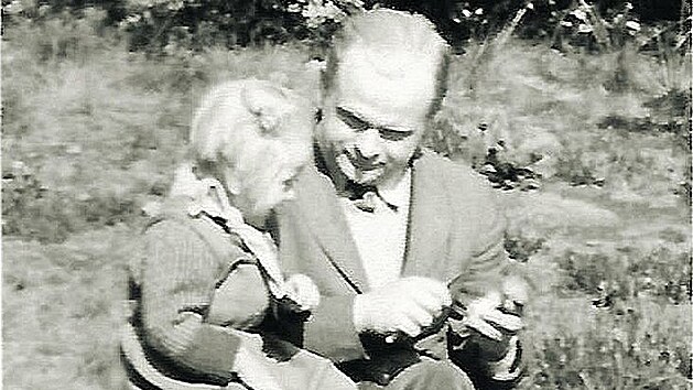 Zuzana jako malá dívenka s otcem Miroslavem Smotlachou