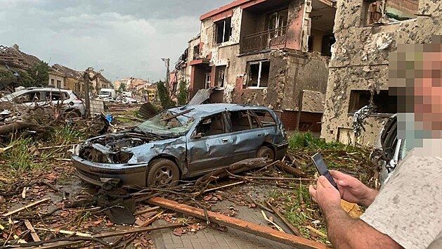 Torndo bralo vechno. Stromy, auta i domy. (25. ervna 2021)