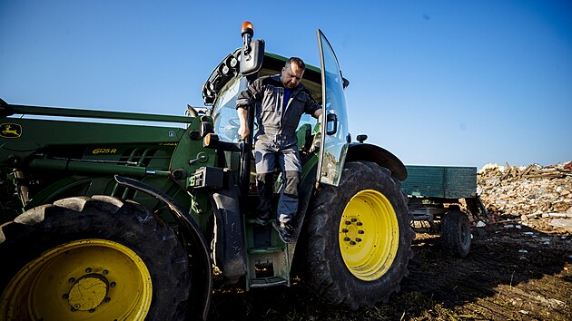 Jurečkův traktor má vpředu vidle se zavírací horní částí, může tak odvážet například popadané stromy. (27. června 2021)