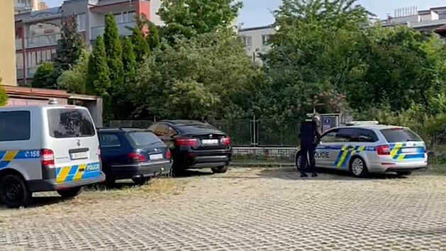 Policisté vyšetřují smrt mladého muže na Praze 8, nevyloučili násilný trestný čin. (20. června 2021)