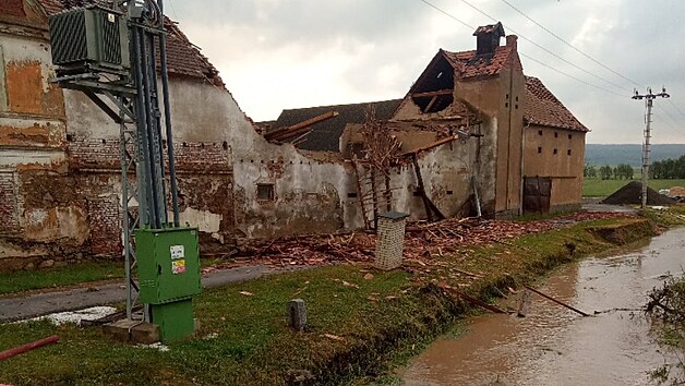 Hasiči pomáhají s odklízením následků bouře na jihu Podbořanska. (25. června 2021)