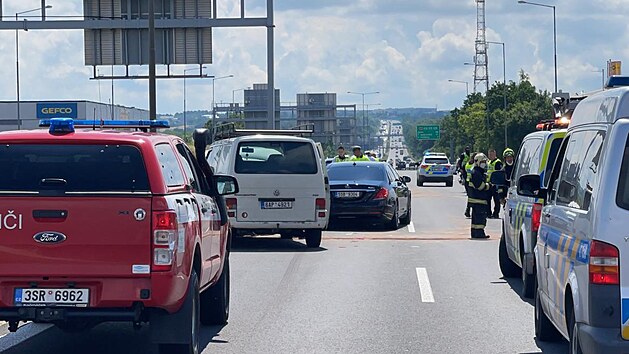 Na dlnici D1 na 12. kilometru smrem na Brno bouralo deset aut. (26. ervna 2021)