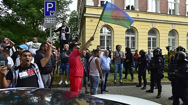 Protestujc se v Teplicch vydali na nedovolen pochod, cestu jim pehradila policie. (26. ervence 2021)