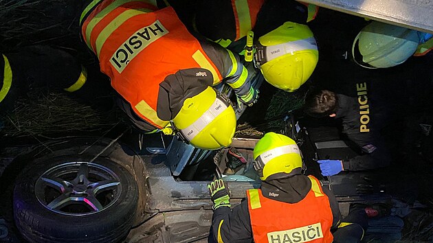 Pi vn havrii auta na Opavsku hasii z automobilu vyprostili tyi zrann. (27. ervna 2021)