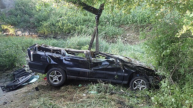 Při vážné havárii auta na Opavsku hasiči z automobilu vyprostili čtyři zraněné. (27. června 2021)