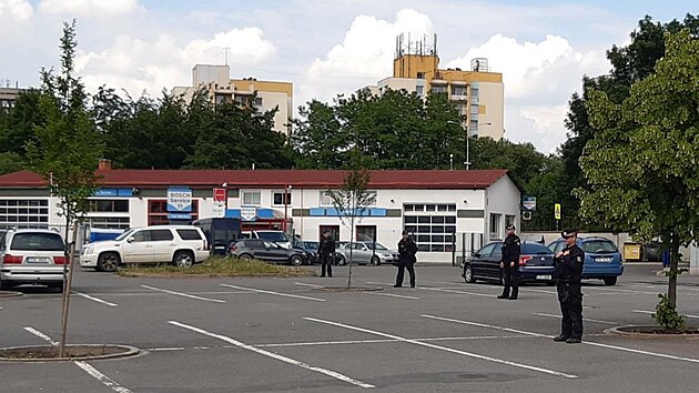 Policisté evakuovali obchodní centrum ve Frýdku- Místku kvůli nálezu podezřelého předmětu. (27. června 2021)