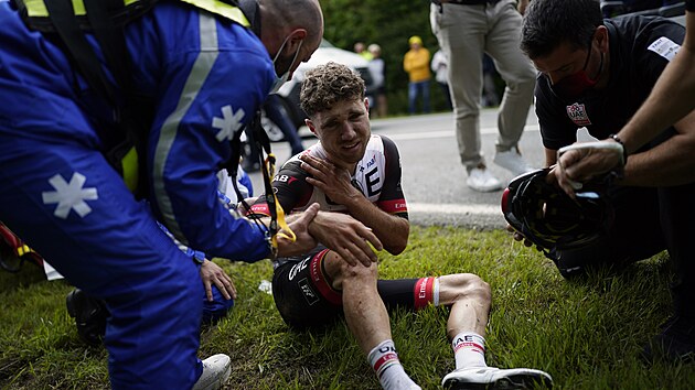 vcar Marc Hirschi se chyt za rameno po hromadnm pdu v 1.etap na Tour de France.