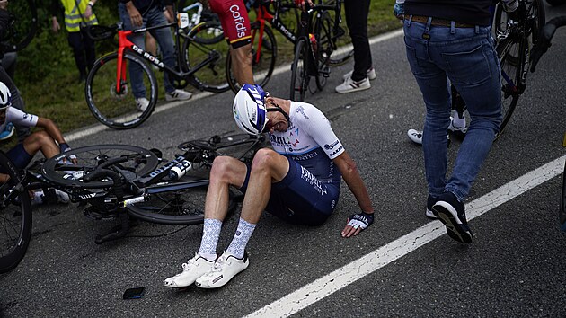 Chris Froome s bolestivou grimasou po hromadnm pdu v 1. etap Tour de France