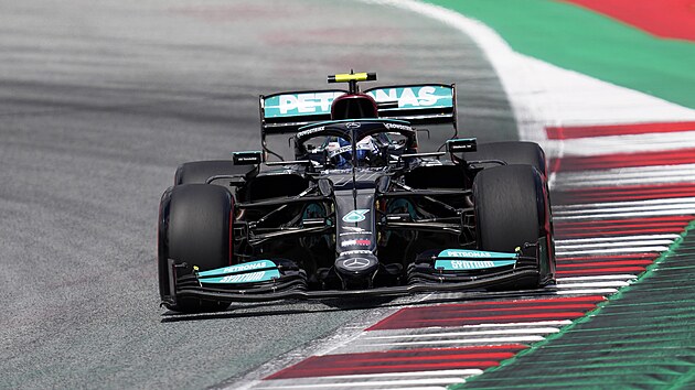 Jezdec Mercedesu Valtteri Bottas bhem kvalifikace na Velkou cenu trska Formule 1