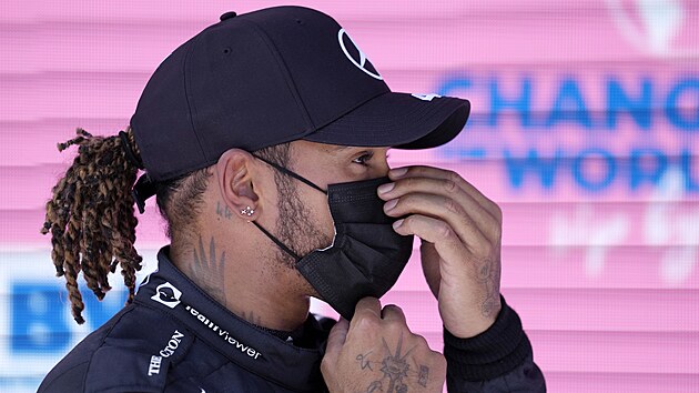 Lewis Hamilton bhem kvalifikace na Velkou cenu trska Formule 1