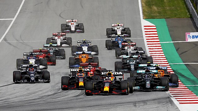 Start Velk ceny trska Formule 1. pln vepedu jezdec Red Bullu a vtz verej kvalifikace, Max Verstappen