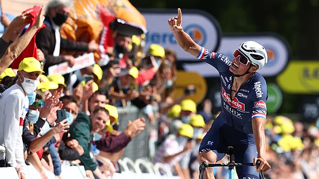 Nizozemsk cyklista Mathieu van der Poel slav vtzstv ve druh etap na Tour de France.