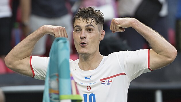 Patrik Schick v euforii oslavuje gl proti Nizozemcm.