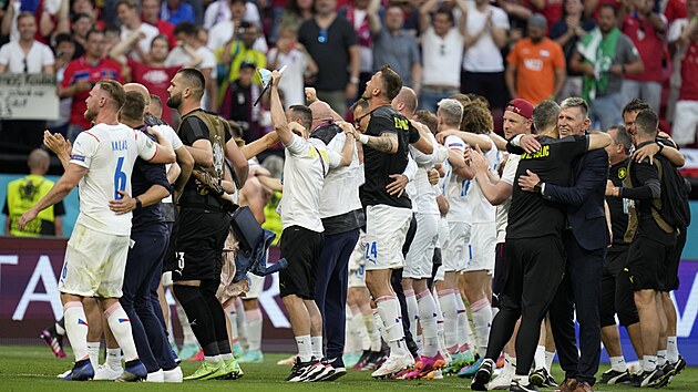 esk fotbalov reprezentace se raduje s fanouky po vtznm osmifinle ME proti Nizozemsku