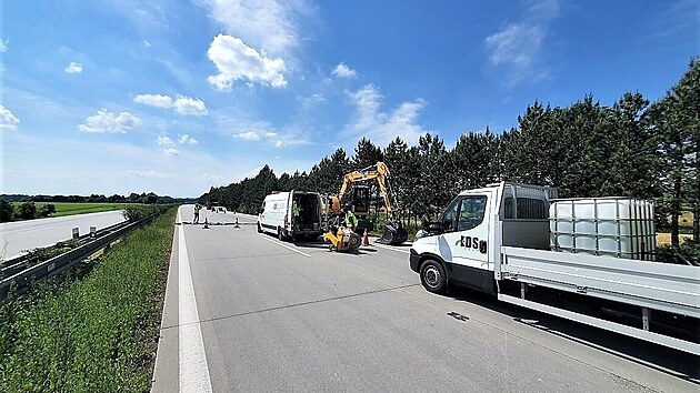 Uzavírka dálnice D35 kvůli poškozenému povrchu potrvá několik dní. Na místě silničáři povrch dálnice  opravují a zjišťují, co deformaci způsobilo. (21. června 2021)