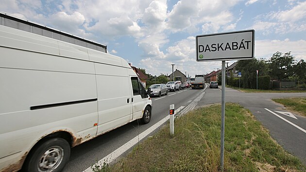 Ucpan prjezd obc Daskabt na Olomoucku. Obousmrn uzaven dlnice D35 u Pslavic, kde v sobotu v dsledku vedra praskla vozovka a havarovalo nkolik aut, zpsobuje velk dopravn komplikace na Olomoucku a Perovsku.