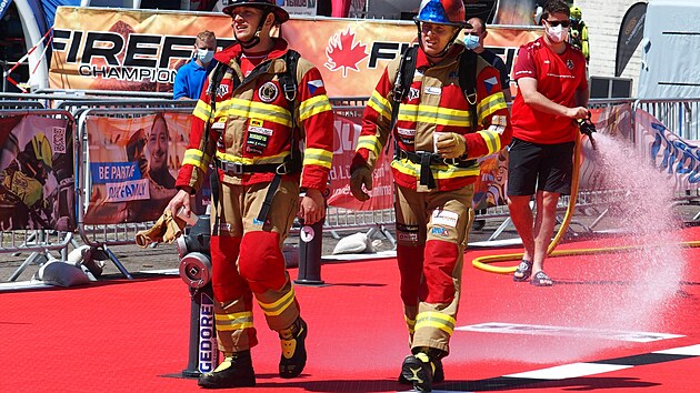 Přerovský hasič Martin Plšek (vlevo), který s českou hasičskou reprezentací startoval na závodech FireFit v Hannoveru v Německu, získal zlatou a bronzovou medaili.