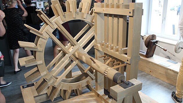 Ukázka nástrojů v novém Muzeu rapotínské sklárny.