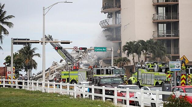 Floridt hasii dl ptraj po monch peivch v troskch dvanctipatrov budovy, kter se  ztila v pobenm msteku Surfside severn od Miami. (24. ervna 2021)