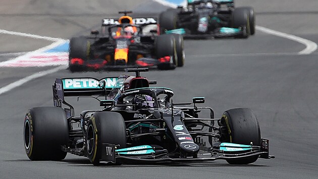 Lewis Hamilton z Mercedesu jede Velkou cenu Francie, v pozad ho sthaj Max Verstappen a Valtteri Bottas.