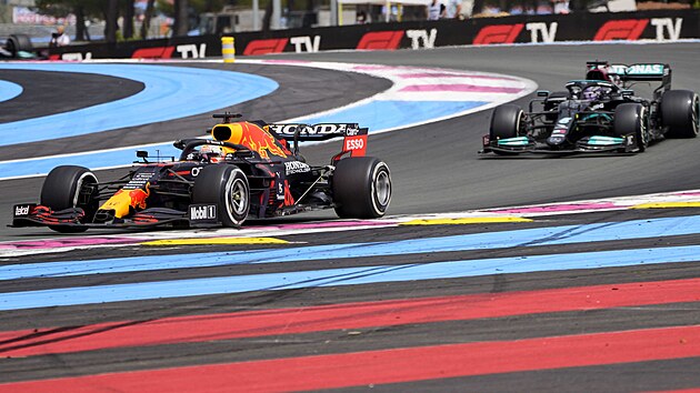 Max Verstappen (vlevo) z Red Bullu jede v ele Velk ceny Francie.
