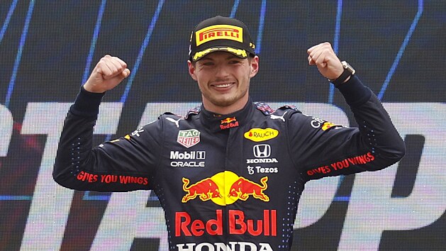 Max Verstappen z Red Bullu se raduje z triumfu na Velk cen Francie.