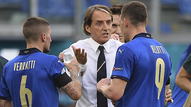 Italsk trenr Roberto Mancini udl pokyny svm svencm bhem zpasu proti Walesu.