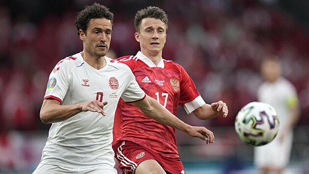 Thomas Delaney z Dnska (vlevo) a Alexandr Golovin  z Ruska.