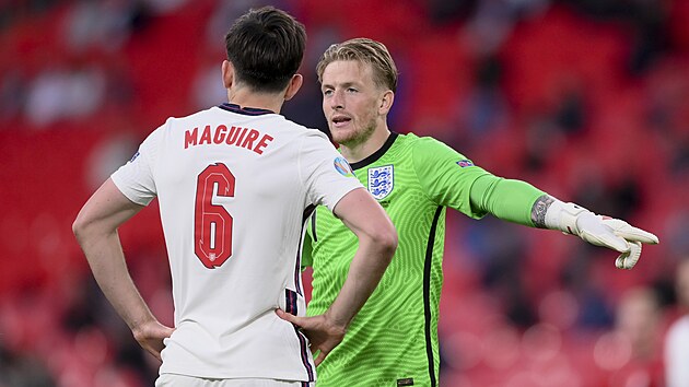 Anglick brank Jordan Pickford cosi vysvtluje kapitnovi Harrymu Maguireovi.