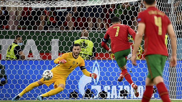 Cristiano Ronaldo (Portugalsko) promuje penaltu v utkn s Franci.