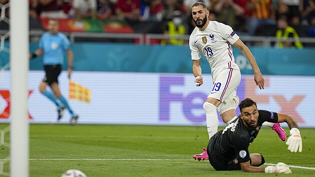 Karim Benzema dv druhou branku Francie v utkn s Portugalskem. Za mem se ohl brank Rui Patrcio.