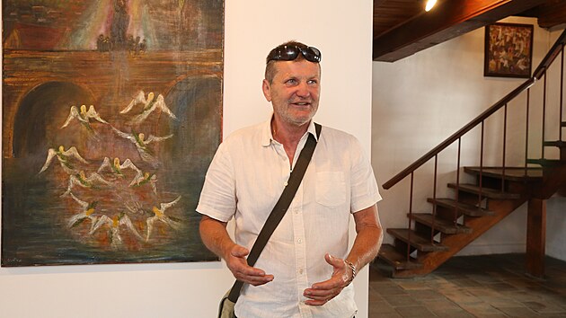 Rostislav Osička před obrazem s názvem Jan Nepomucký v Severočeské galerii výtvarného umění v Litoměřicích