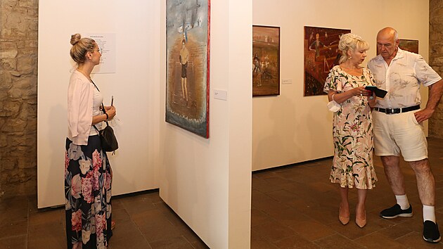 Návštěvníci výstavy Rostislava Osičky v Severočeské galerii výtvarného umění v Litoměřicích