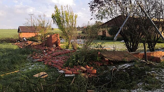 Velké škody napáchala bouře také ve Stebně na Lounsku. Podle meteorologů není vyloučeno, že i tam udeřilo tornádo. (24. června 2021)