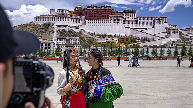 Čínští turisté si s oblibou oblékají tradiční tibetský oděv a nechávají se vyfotit přes Palácem Potála.
