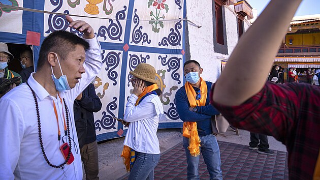 Výklad průvodce při prohlídce Paláce Potála si čínští turisté poslechnou ve sluchátkách.
