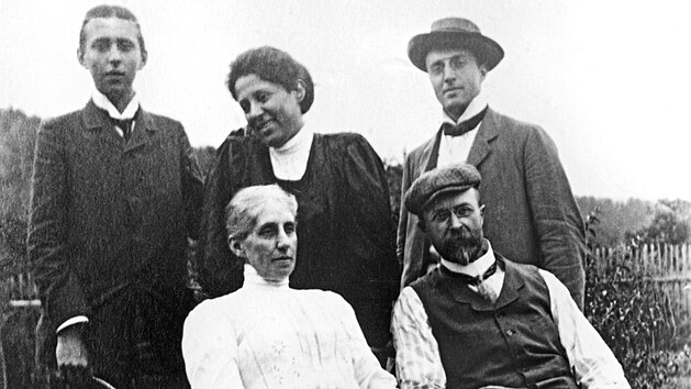 Rodina Masarykových na snímku z roku 1905, stojící zleva Herbert, Alice a Jan, uprostřed Charlotte a Tomáš, dole Olga.