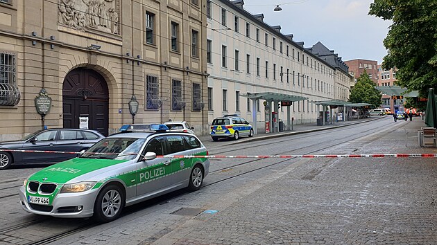 Policie oblast toku v centru Wrzburgu uzavela. (25. ervna 2021)