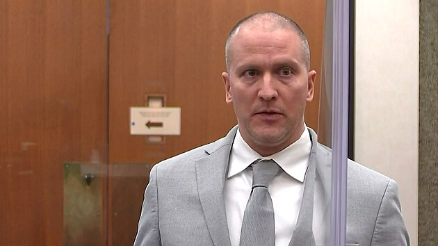 Bval policista Derek Chauvin u soudu, v dubnu byl uznn vinnm z vrady a zabit ernocha George Floyda. (25. ervna 2021)