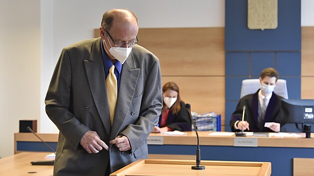 Stanislav Netopil v jednací síni zlínské pobočky Krajského soudu Brno, který 22. června 2021 začal projednávat případ tří lidí, kteří jsou obžalovaní z podvodu.