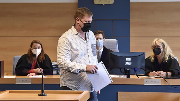 Vojtěch Novák v jednací síni zlínské pobočky Krajského soudu Brno, jenž 22. června 2021 začal projednávat případ tří lidí, kteří jsou obžalovaní z podvodu.