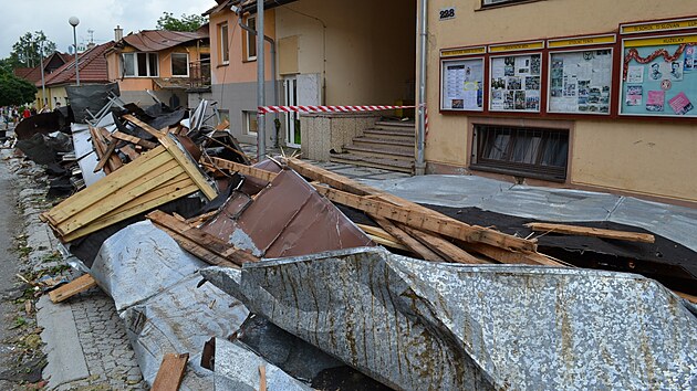 Vítr řádil v Luhačovicích. Poškodil většinu stromů v centru města, shazoval i střechy.