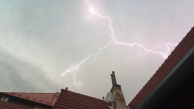 V Uherském Brodě silná bouřka poškodila střechu radnice, vyvrátila či polámala desítky stromů.