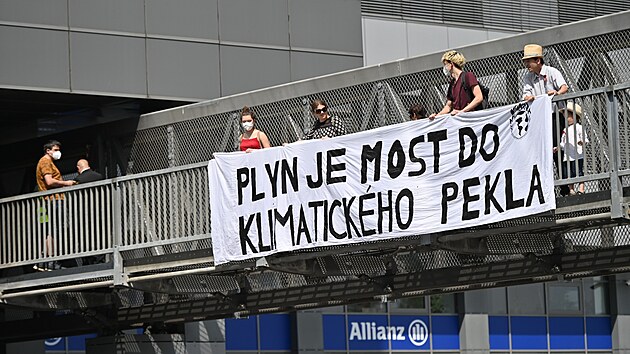 Před pražskou pobočkou pojišťovny Allianz v pondělí protestovala desítka aktivistů z koalice Zastavme špinavé prachy. (21. června 2021)