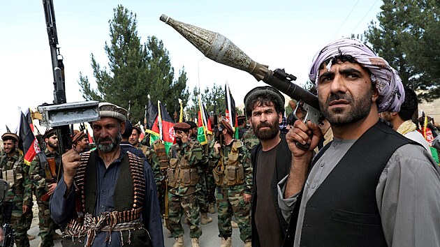 Ozbrojen mui se astn shromdn, aby oznmili svou podporu afghnskm bezpenostnm silm a e jsou pipraveni bojovat proti Talibanu na okraji afghnskho Kbulu. (23. ervna 2021)