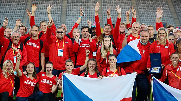 Čeští atleti slaví na stadionu v Kluži postup do superligy ME družstev.